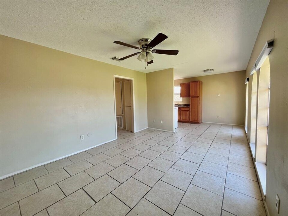 3021 Sycamore Ave in Bay City, TX - Building Photo