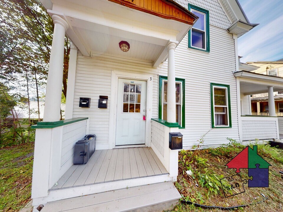 34 Highland Ave in Barre, VT - Foto de edificio