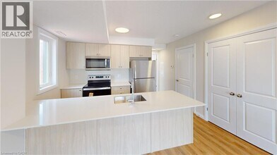 410 Northfield Dr W in Waterloo, ON - Building Photo - Building Photo