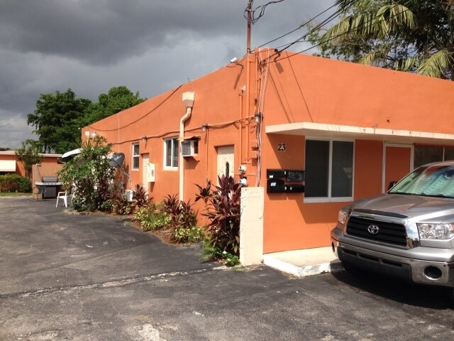 2331 Hayes St in Hollywood, FL - Building Photo