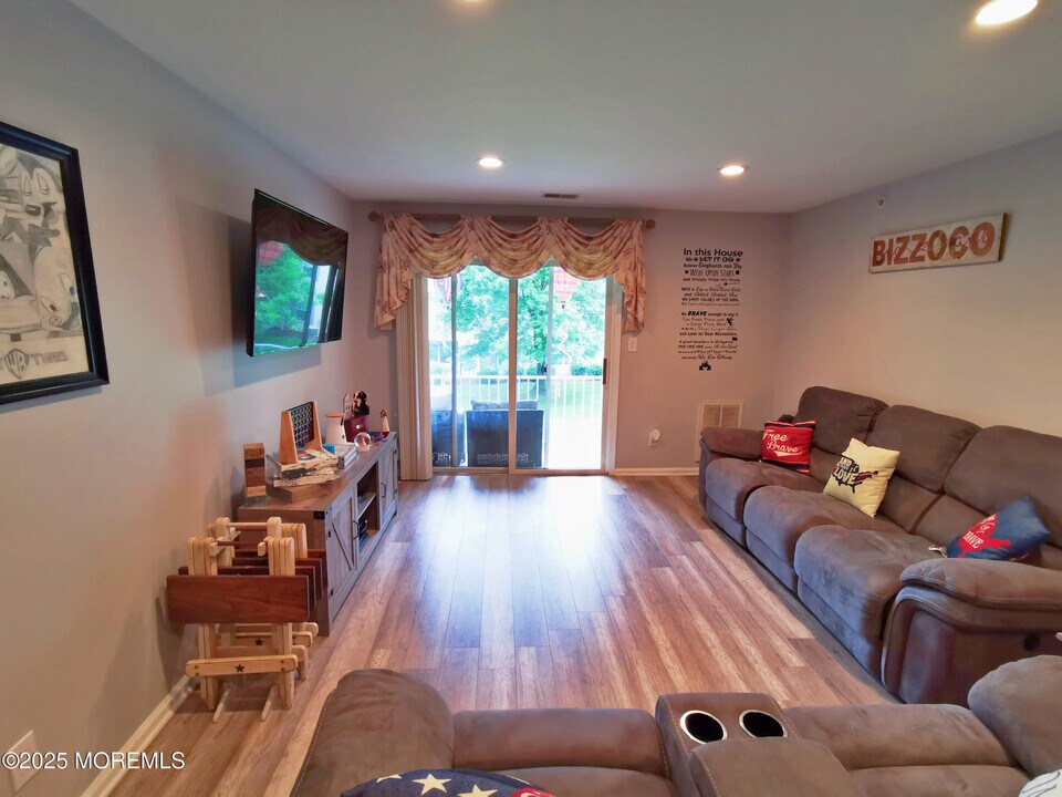 1015 Wedgewood Cir in Belford, NJ - Building Photo