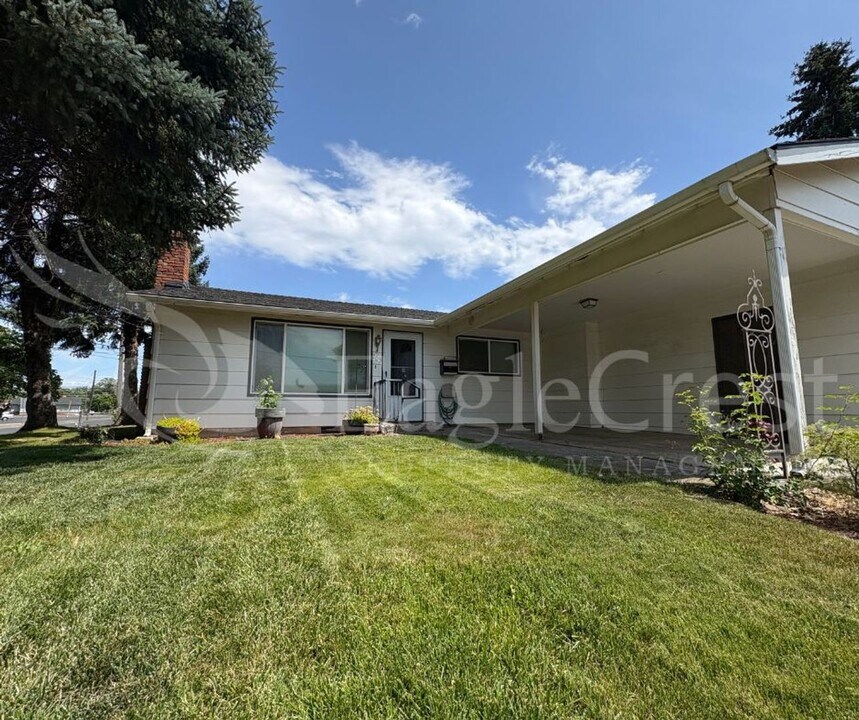 203-205 S Elizabeth St in Milton-Freewater, OR - Building Photo