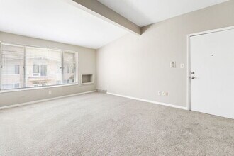 24567 Kelly Rd in Eastpointe, MI - Foto de edificio - Building Photo