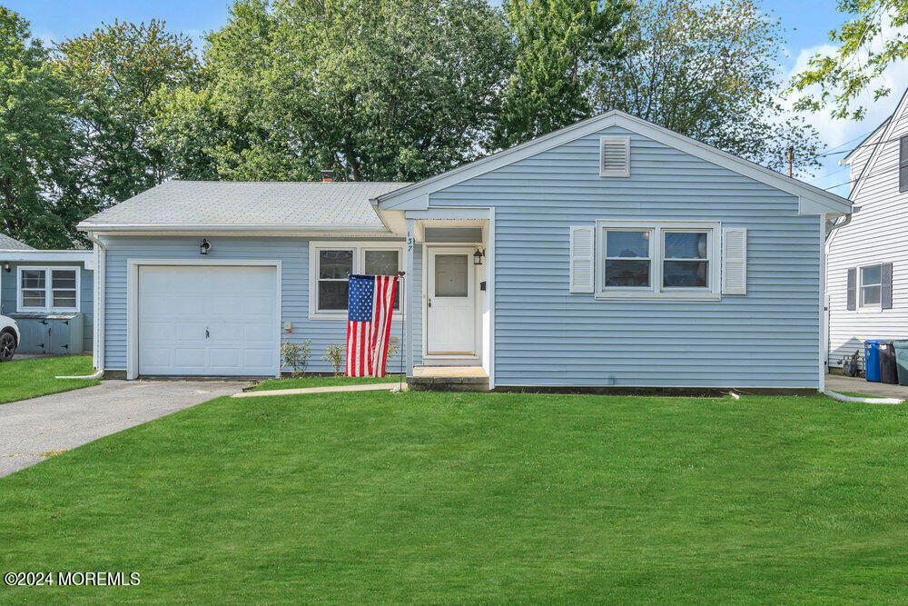 137 Marcellus Ave in Manasquan, NJ - Building Photo