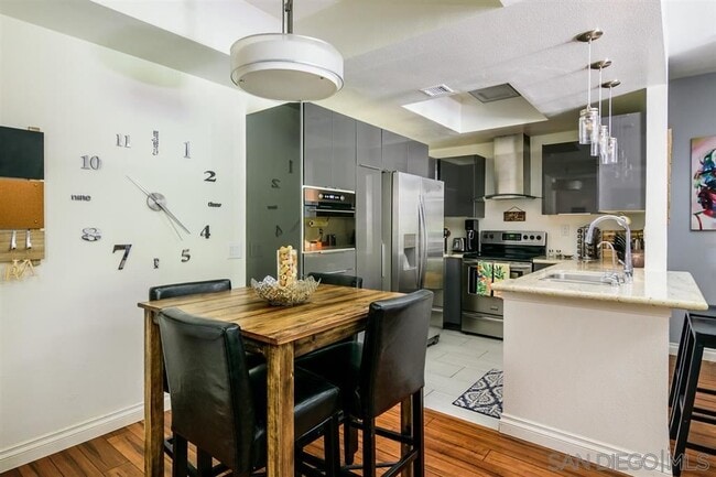 1950 Camino De La Reina, Unit River Colony condominium in San Diego, CA - Building Photo - Building Photo