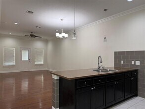 398 Mesa Dr, Unit A in Del Valle, TX - Foto de edificio - Building Photo