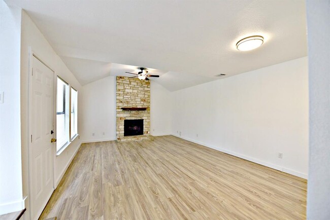 8102 Tuscarora Trail in Austin, TX - Foto de edificio - Building Photo