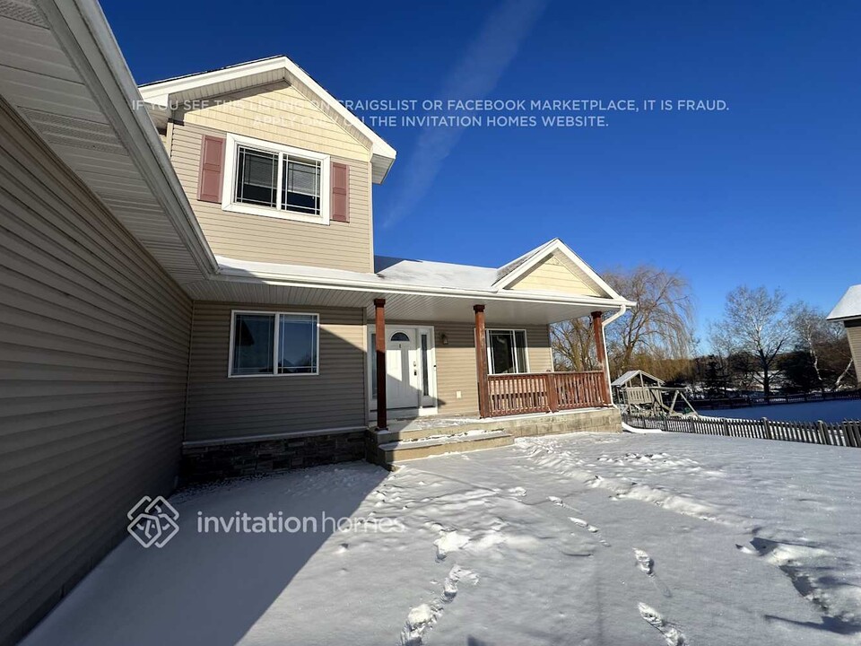 21346 Queen Ct in Elk River, MN - Building Photo