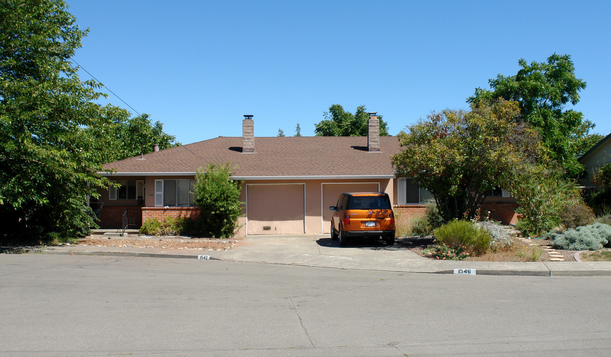 1542 Shepard Ct in Santa Rosa, CA - Foto de edificio