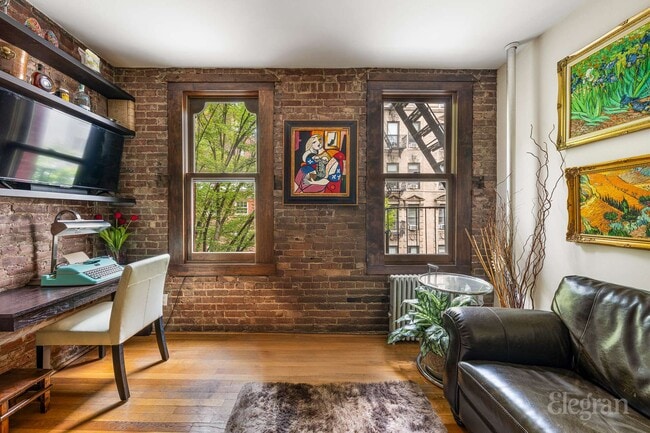 138 W 10th St in New York, NY - Building Photo - Building Photo