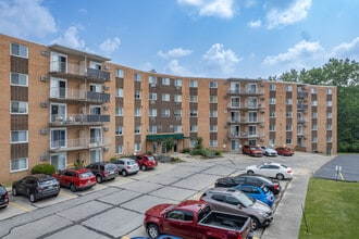 The Towers at Falling Water in Strongsville, OH - Foto de edificio - Building Photo