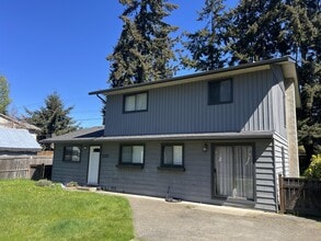 2325 Bowen Rd in Nanaimo, BC - Building Photo - Building Photo