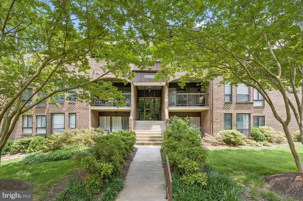 11248 Chestnut Grove Square in Reston, VA - Building Photo