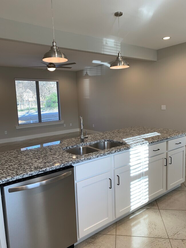 460 N Elm St, Unit B in Siloam Springs, AR - Building Photo - Building Photo