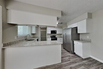 16054 Pinyon Creek Dr in Houston, TX - Foto de edificio - Building Photo