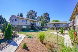 Broadway Apartments in Estacada, OR - Building Photo - Building Photo