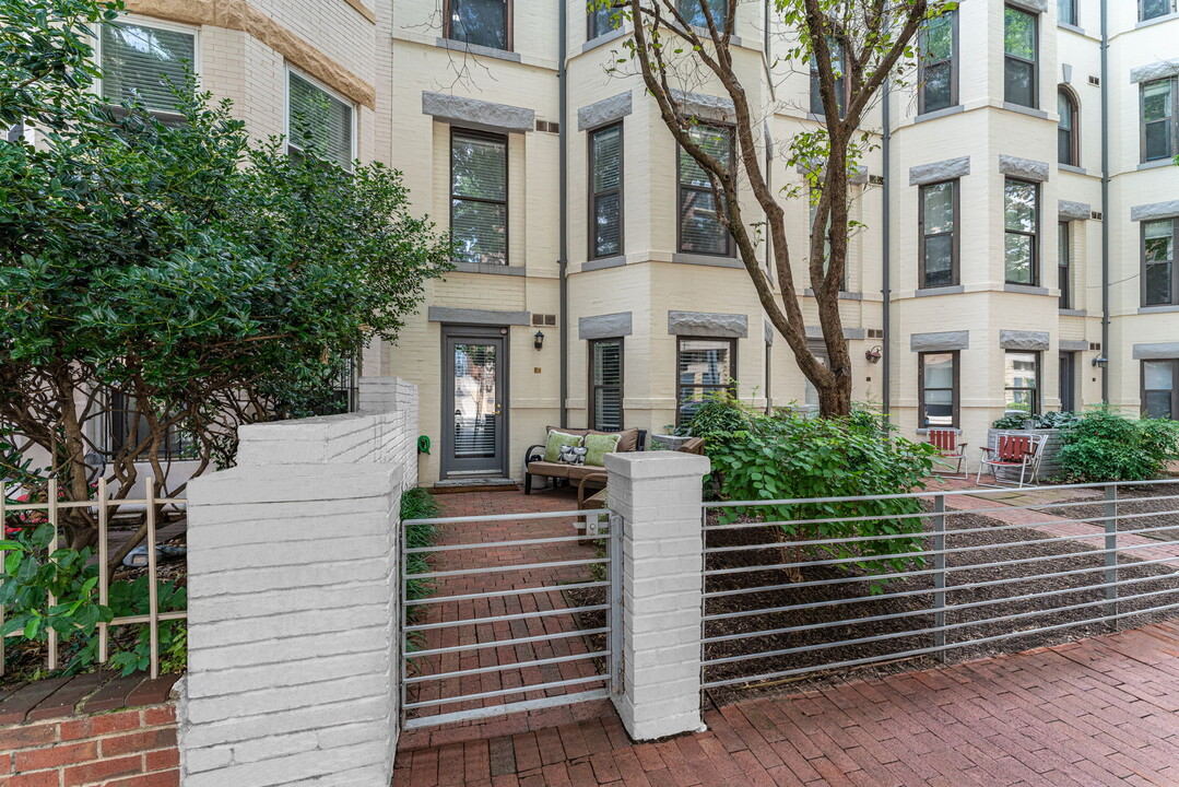 1124 25th St NW, Unit T4 in Washington, DC - Building Photo