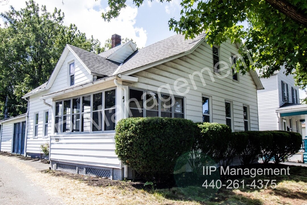 7501 Berry Ave in Cleveland, OH - Building Photo