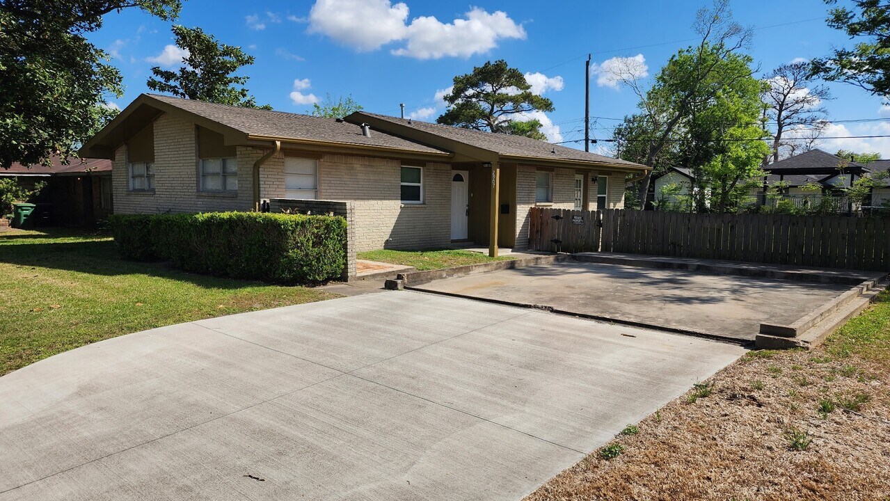 2907 Dragonwick Dr in Houston, TX - Building Photo