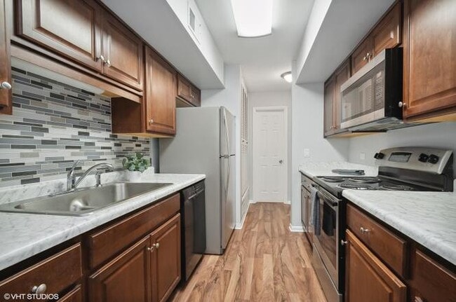 520 Shorely Dr, Unit 201 in Barrington, IL - Building Photo - Building Photo