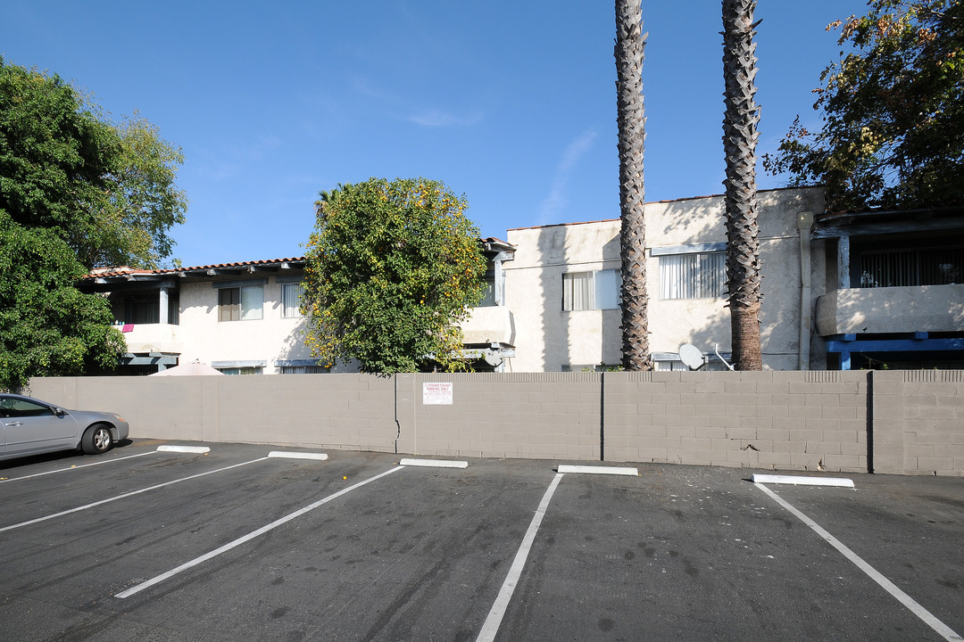 San Marcus Apartments in Anaheim, CA - Foto de edificio