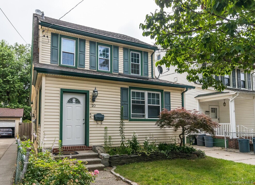 20 Starks Pl in Lynbrook, NY - Building Photo