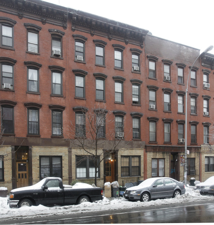 104 Greenpoint Ave in Brooklyn, NY - Building Photo