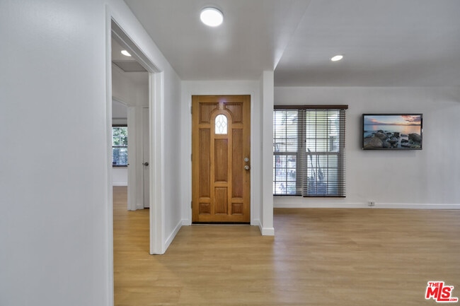 6044 Varna Ave in Los Angeles, CA - Building Photo - Building Photo