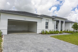 21040 SW 127th Pl in Miami, FL - Foto de edificio - Building Photo