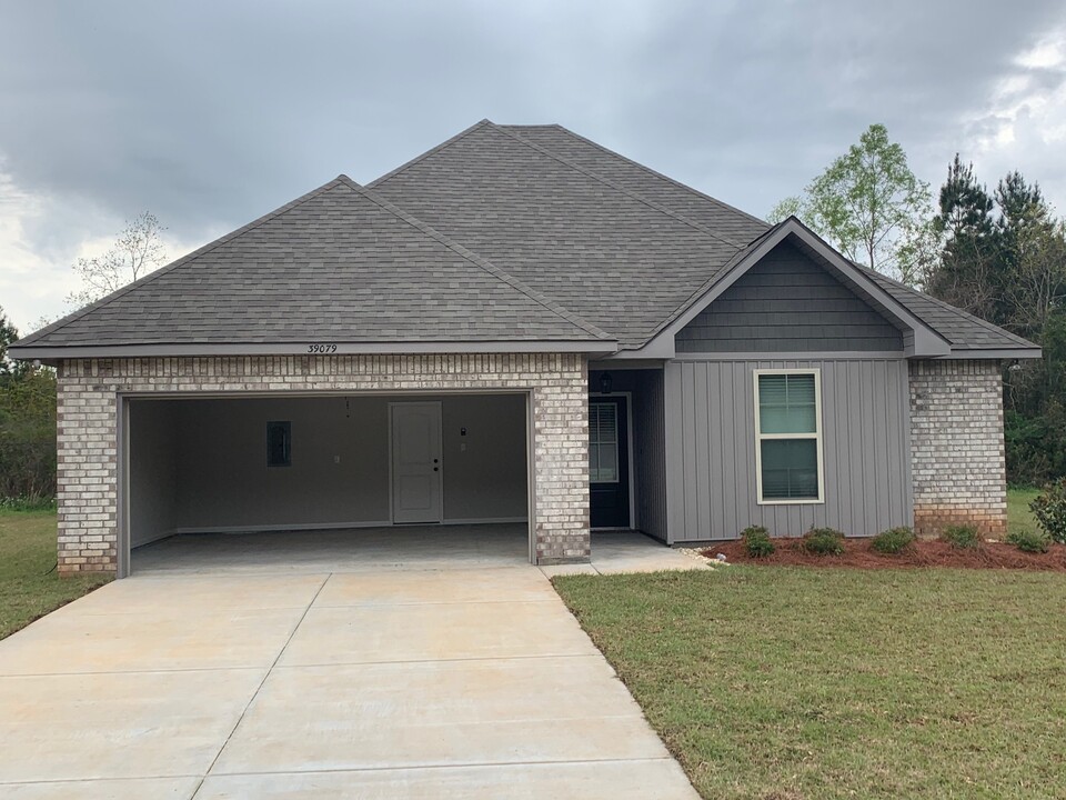 19187 Weinberger Rd in Ponchatoula, LA - Building Photo