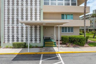 Twin Towers in Cocoa Beach, FL - Foto de edificio - Building Photo