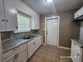 2404 Pacific St in Orange, TX - Building Photo - Building Photo