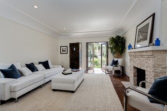 831 S Curson Ave, Unit 831 in Los Angeles, CA - Building Photo - Building Photo