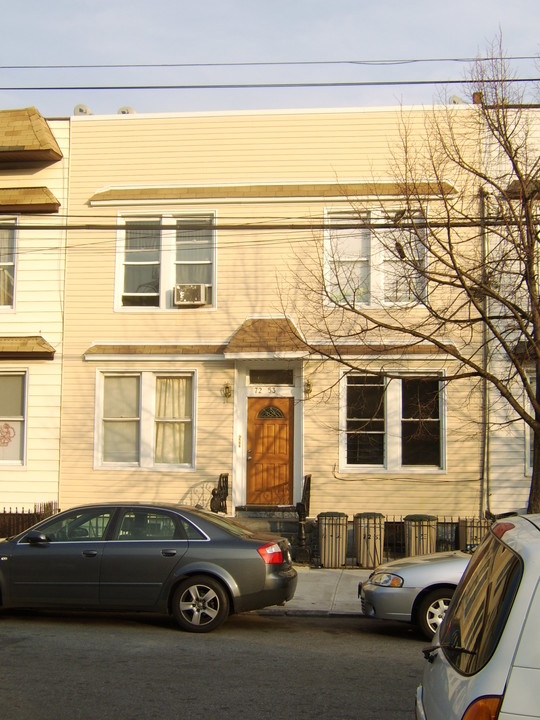 7253 60th Ln in Flushing, NY - Building Photo