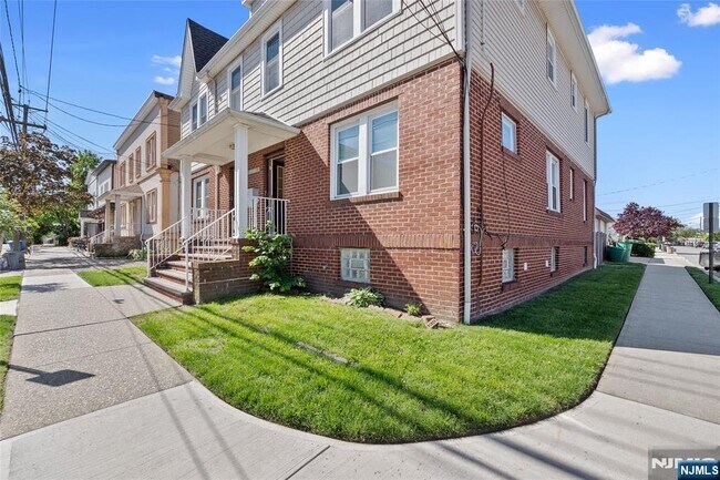 273 Centre Ave in Secaucus, NJ - Building Photo - Building Photo