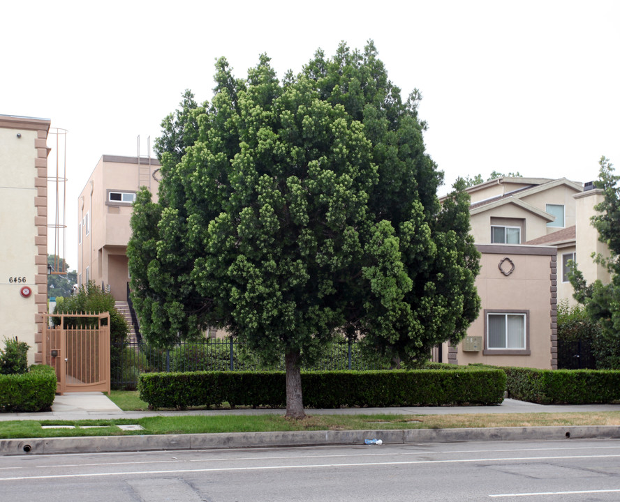 6452 Woodley Ave in Van Nuys, CA - Building Photo