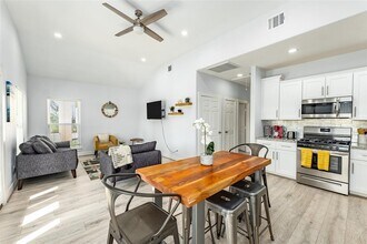 294 Debbie Ln in San Leon, TX - Building Photo - Building Photo