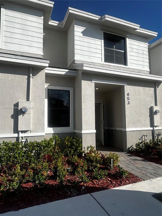 453 NE 13th St in Florida City, FL - Building Photo