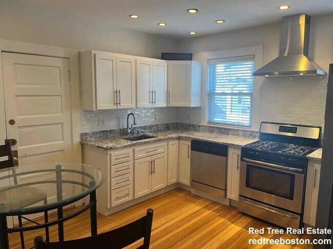 18 Glenland Rd, Unit 1 in Chestnut Hill, MA - Building Photo - Building Photo