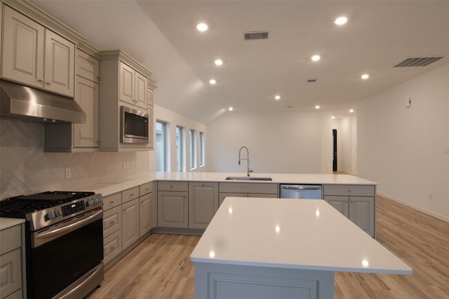 property at 2511 Chestnut Oak Cir