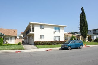 239-241 E Cedar Ave in Burbank, CA - Building Photo - Building Photo