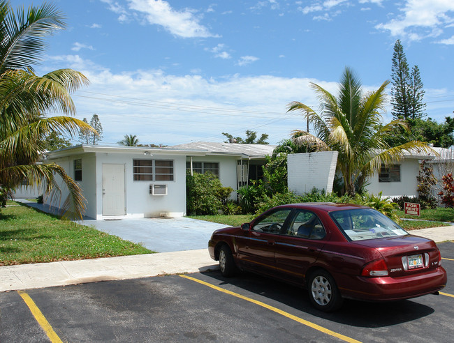 717 NE 10 ST in Hallandale Beach, FL - Foto de edificio - Building Photo