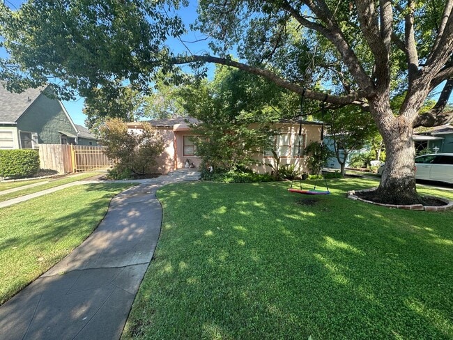 property at 1925 N Adoline Ave