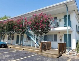 255 W Ocean View Ave in Norfolk, VA - Building Photo