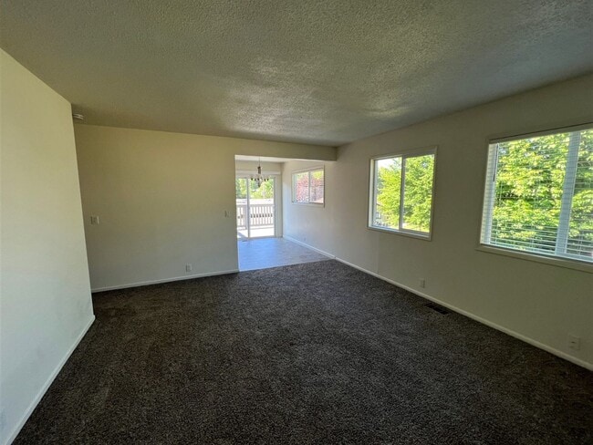 1271-1273 NE Ridge Ave in Roseburg, OR - Building Photo - Building Photo