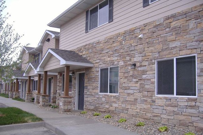 Willow Creek Townhomes and Apartments in Sioux Falls, SD - Foto de edificio - Building Photo