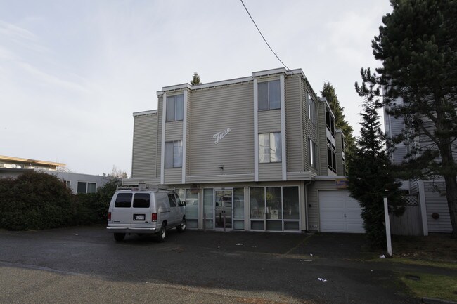 Tiara Apartments in Seattle, WA - Building Photo - Building Photo