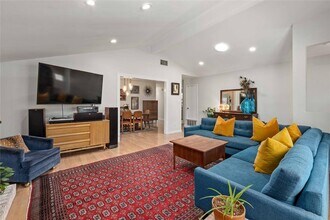 6903 Moonmont Dr in Austin, TX - Foto de edificio - Building Photo