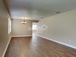 1900 Strathmore Cir in Mount Dora, FL - Foto de edificio - Building Photo