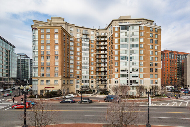 555 Massachusetts Ave NW in Washington, DC - Foto de edificio - Building Photo